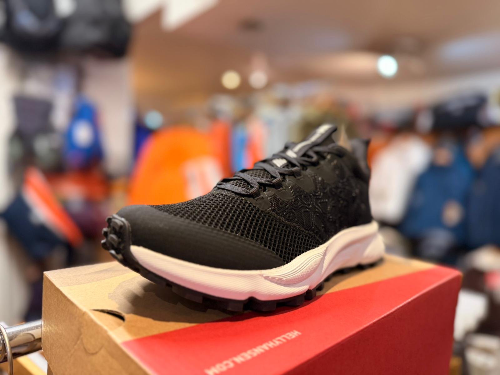 Chaussure noire de randonnée, vue avant trois-quarts
